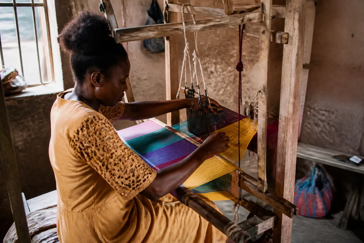 Atelier de tissage manuel illustrant la diversité des arts africains