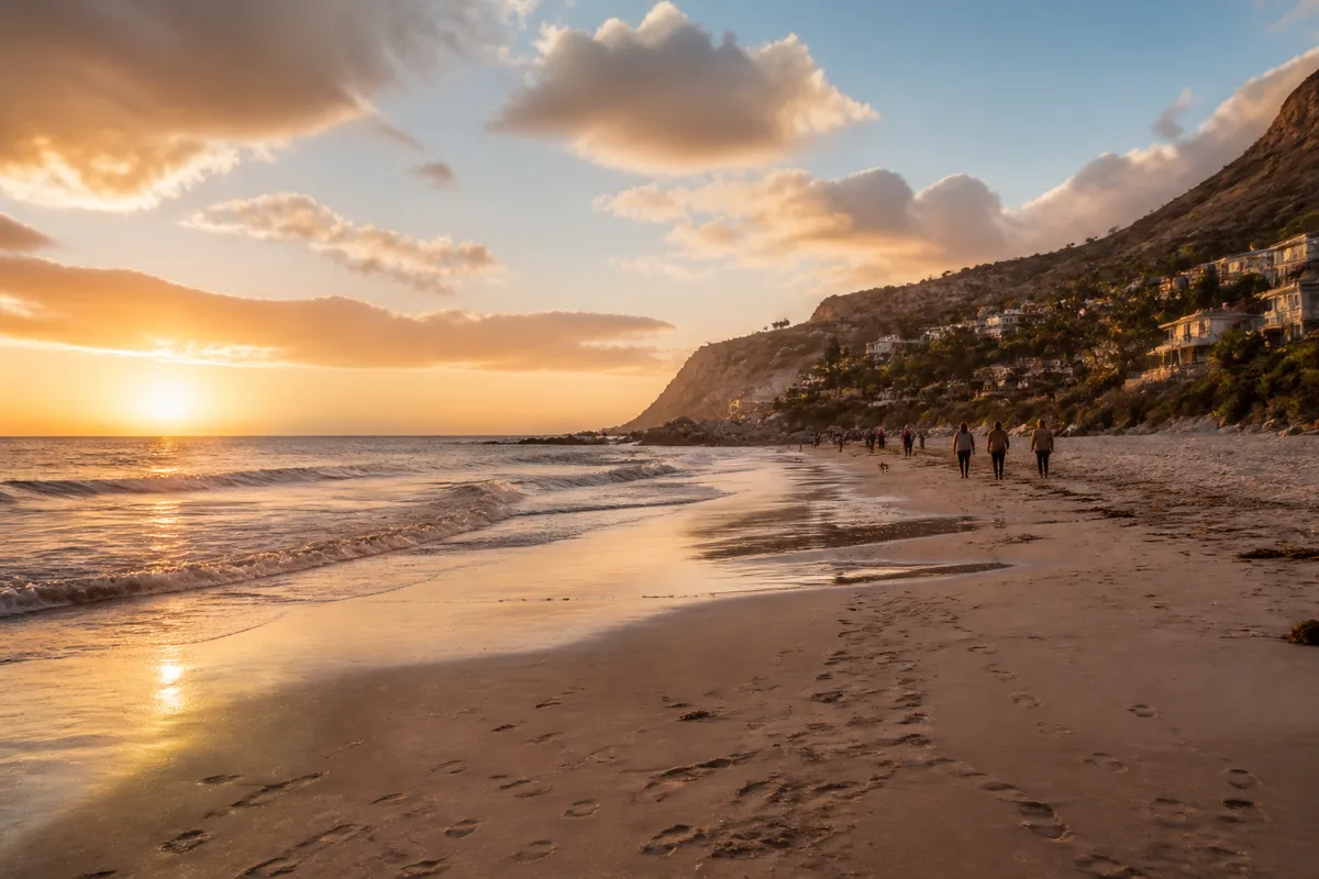 Plage sud-africaine près du Cap au coucher du soleil, avec relief côtier et lumière de fin de journée