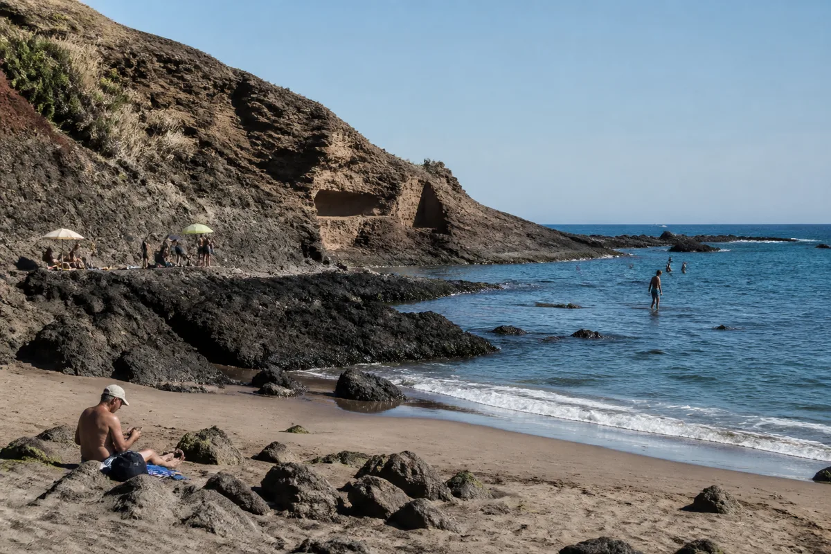 Grande Conque au Cap d’Agde avec plage volcanique et mer Méditerranée
