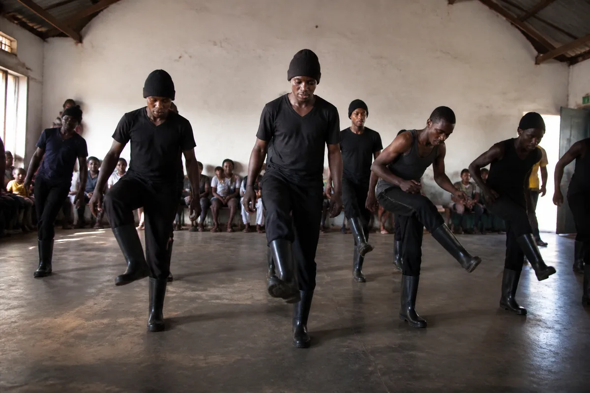 Danseurs sud-africains exécutant une danse gumboot dans un espace culturel