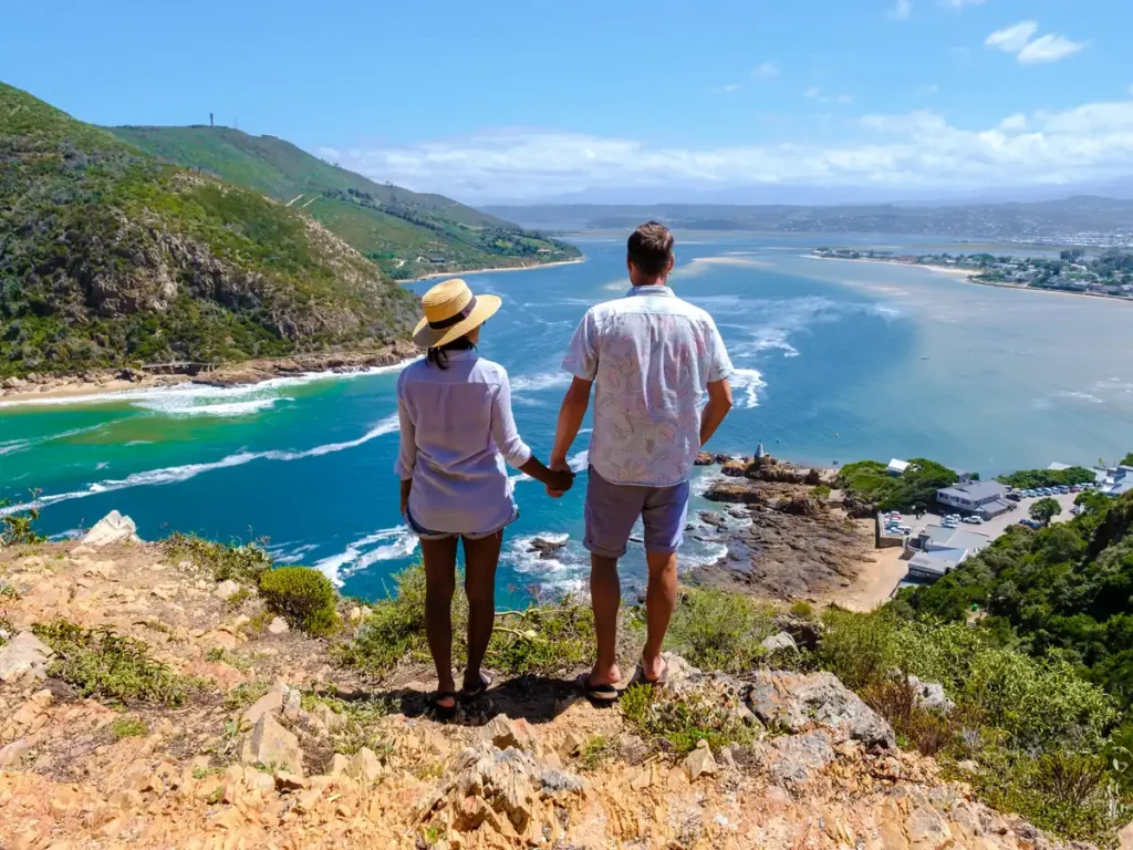 Couple main dans la main admirant la côte de Knysna sur la Garden Route