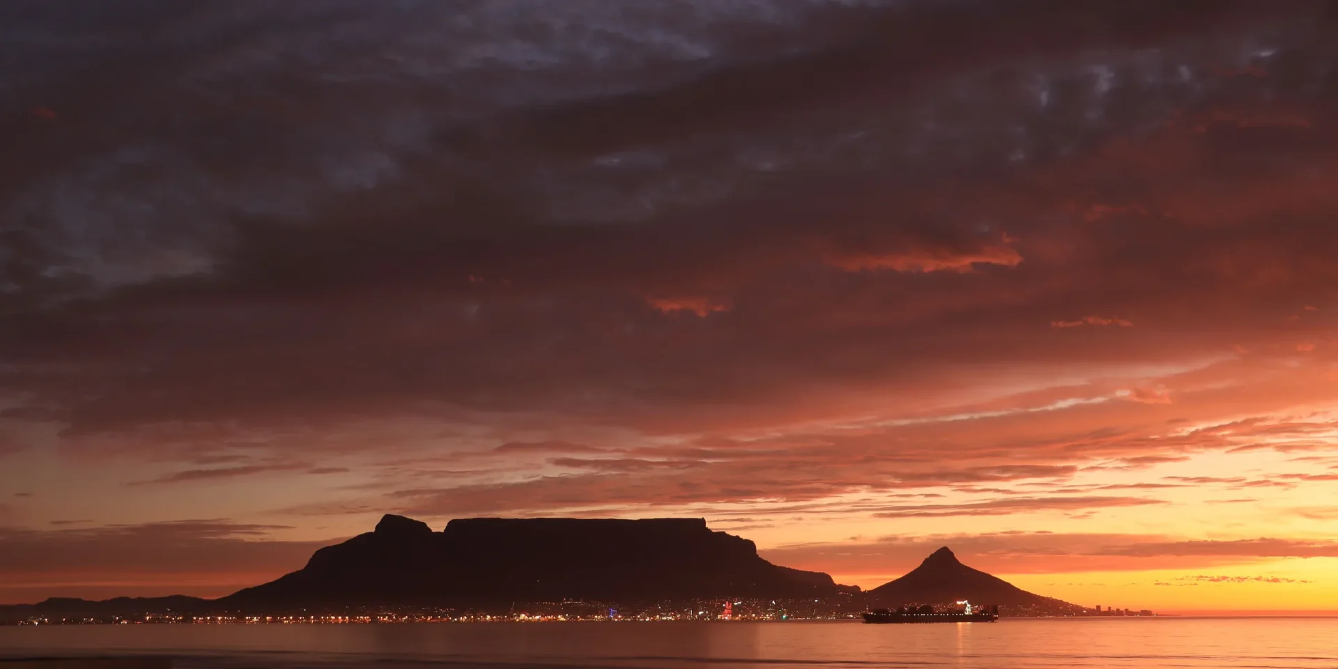 Montagne de la Table dominant Le Cap au coucher du soleil