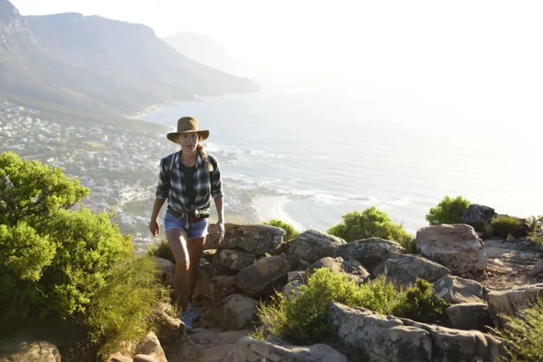 Randonneuse sur le sentier de Lion's Head au-dessus de la côte du Cap